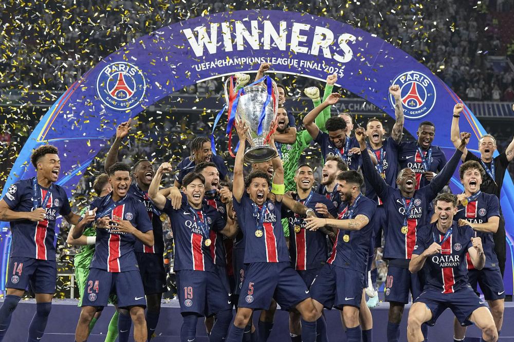 上海申花客场对阵广岛三箭，虽0-2落败，但有望晋级，展现顽强斗志，助力海港复仇。